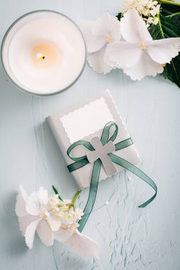 İlk kutsal komünyon ya da doğrulama - mum, küçük hediye ve çiçekler