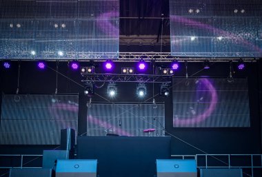 Bir olayın çevrimiçi yayını, sahneli boş sahne 