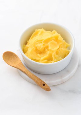 Kavanoz ve kâsede tereyağı var. Hint yağı.