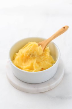 Kavanoz ve kâsede tereyağı var. Hint yağı.