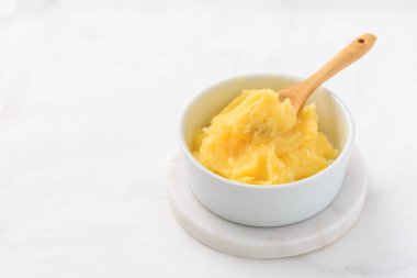 Kavanoz ve kâsede tereyağı var. Hint yağı.