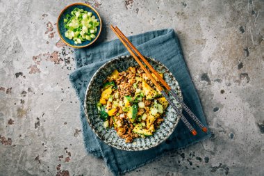 Kabaklı, soğanlı ve patlıcanlı baharatlı et. 