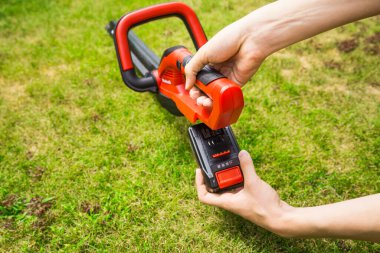 El değiştiren akümülatör - Gençlik elektrik bahçe aracındaki şarj edilebilir pili değiştirir