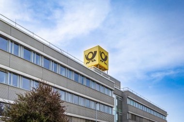 Deutsche Postbank ve Deutsche Post 'un logoları yerel ofislerinde. Alman posta servisi