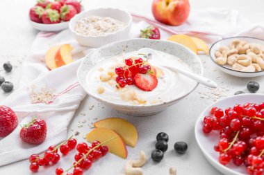 Çeşit çeşit böğürtlen, fındık ve yulaf ezmeli Yunan yoğurdu.