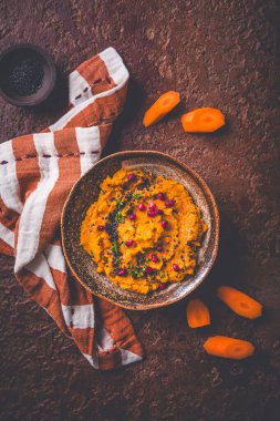 Baharatlı havuç, sos, sebzeli humus.
