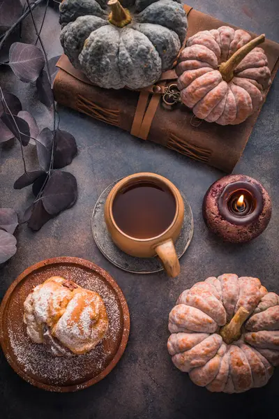 Sonbahar kahvaltısı için tatlı choux hamur işi ile sıcak çay. Samimi sonbahar durgun hayat, hygge