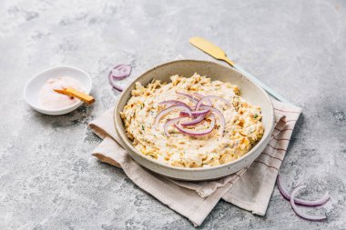 Ev yapımı ton balığı ve yumurta, kırmızı soğanlı balıklar.