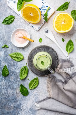 Limonlu, fesleğenli ve zeytinyağlı ev yapımı tereyağı salatası.