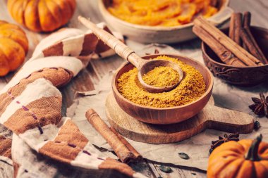 Kabak soslu balkabağı püresi, mutfak masasında organik karışık baharatlar.