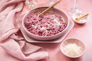 Ev yapımı, sarımsaklı, limonlu ve parmesanlı, kırmızı lahanayla doğal renklendirilmiş pembe makarna.