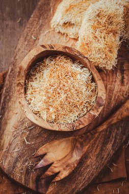 Yağda kızartılmış Kadayif pastası, lezzetli tatlı tatlılar için ince hamur iplikleri, Türk mutfağı.