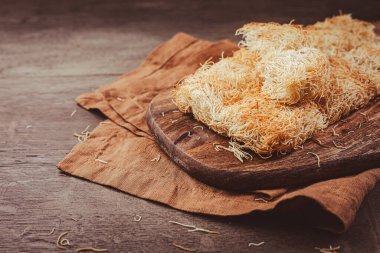 Yağda kızartılmış Kadayif pastası, lezzetli tatlı tatlılar için ince hamur iplikleri, Türk mutfağı.