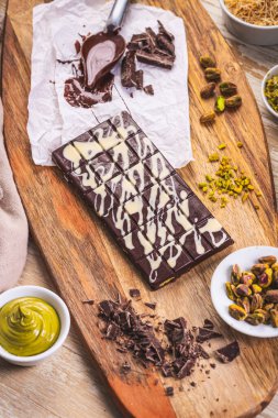 Ev yapımı Dubai çikolatası, yeşil kadayif ve şam fıstığı karışımı.