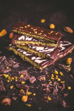 Kahverengi arka planda yeşil kadayif ve şam fıstıklı Dubai Çikolatası