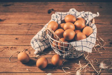 Mutfak masasında organik kahverengi yumurtalar.