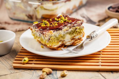 Fıstıklı kremalı ev yapımı tiramisu ve siyah çikolata.