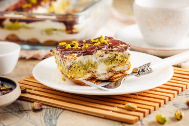 Fıstıklı kremalı ev yapımı tiramisu ve siyah çikolata.