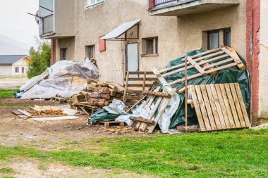 Toplu çöp günü konsepti, konsey atık toplama, toplu atık toplama ve atık yönetimi için sokağa atılan çeşitli çöp öğeleri