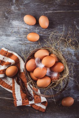 Mutfak masasındaki sepetin içindeki organik kahverengi yumurtalar.
