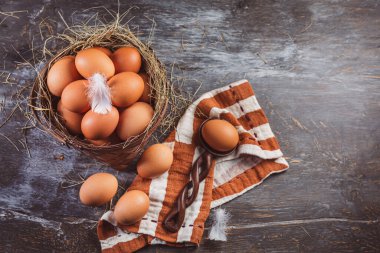 Mutfak masasındaki sepetin içindeki organik kahverengi yumurtalar.