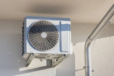 Çatı altına kurulmuş hava kaynağı ısı pompaları inşaat halindeki modern aile evi, yeşil yenilenebilir ısı pompası konsepti