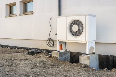 Yeni ve modern şehir evinin dışına inşa edilmiş hava kaynağı ısı pompaları, yeşil yenilenebilir ısı pompası konsepti