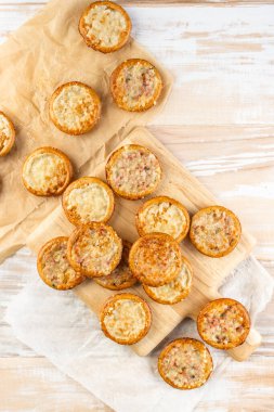 Küçük tarte flambees veya peynirli pizza, soğan ve kraker hamurundan yapılmış pastırma