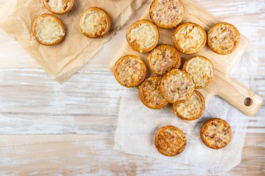 Küçük tarte flambees veya peynirli pizza, soğan ve kraker hamurundan yapılmış pastırma