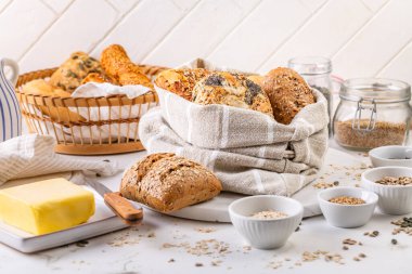 Ekmek torbasında, tereyağlı ve çeşitli tohumlu ekmeğin çeşitliliği