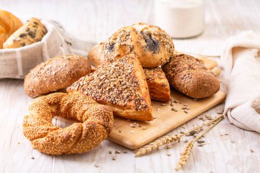 Ekmek rulosu çeşitleri ya da tereyağlı çörekler ve ekmek torbalı çeşitli tohumlar