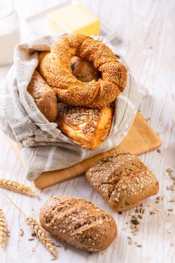 Ekmek torbasında, tereyağlı ve çeşitli tohumlu ekmeğin çeşitliliği