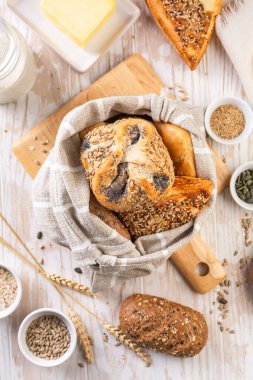 Ekmek torbasında, tereyağlı ve çeşitli tohumlu ekmeğin çeşitliliği