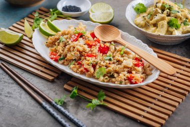 Biberli ve soğanlı kızarmış karnabahar sebzesi ve hindistan cevizi sütlü yeşil biberli tavuk.