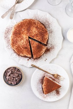 Lezzetli çikolatalı tatlı, krem peynirli cheesecake brownie ve kakao.