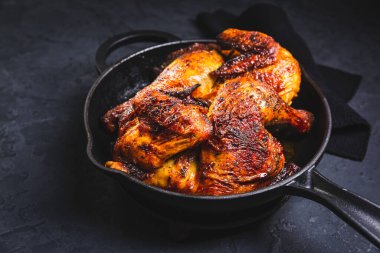 Siyah arka planda demir tavuklu leziz ızgara tavuk.