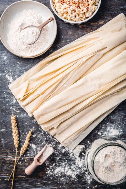 Çiğ fillo hamuru, peynirli, dolmaya hazır, lezzetli hamur işleri, filo hamuru.