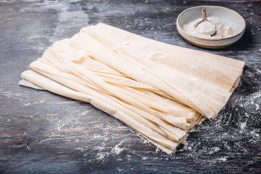 Çiğ fillo hamuru, peynirli, dolmaya hazır, lezzetli hamur işleri, filo hamuru.