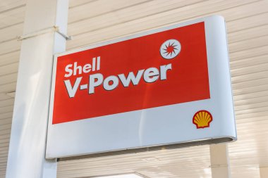 Deniz kabuğu benzin istasyonu tabelası. Shell küresel enerji ve petrokimya şirketleri grubudur