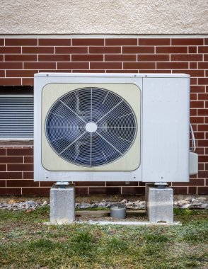 Yeni hava kaynağı ısı pompası aile evinin dışına yerleştirildi