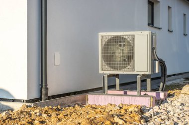 Yeni ve modern şehir binasının dışına inşa edilmiş hava kaynağı ısı pompası, yeşil yenilenebilir ısı pompası konsepti