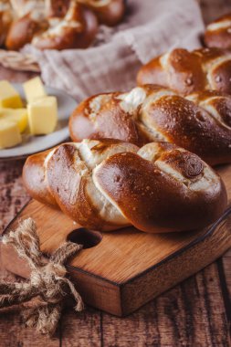 Çubuk kraker ya da ahşap kesim tahtasına tereyağı ve tuz konmuş çörekler.