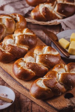 Çubuk kraker ya da ahşap kesim tahtasına tereyağı ve tuz konmuş çörekler.