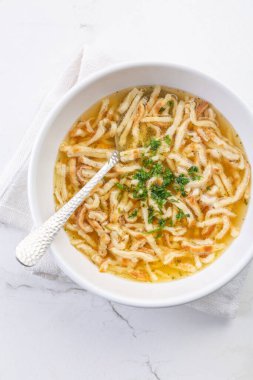 Krep çorbası - geleneksel Alman tavuk çorbası ve erişte çorbası.