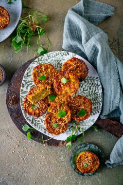 Savoy lahanalı, feta peynirli ve Psyllium kabuklu sebze aromalı kekler.