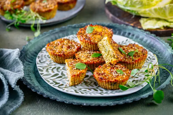 Savoy lahanalı, feta peynirli ve Psyllium kabuklu sebze aromalı kekler.