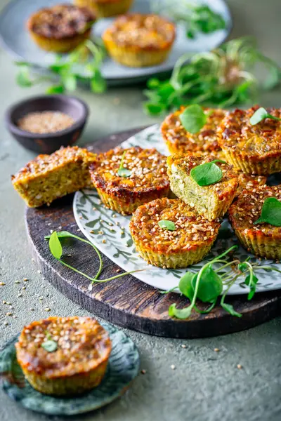 Savoy lahanalı, feta peynirli ve Psyllium kabuklu sebze aromalı kekler.