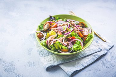 Domatesli taze ton balığı salatası, salatalık ve kırmızı soğan.