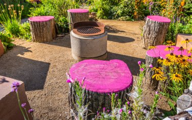 Doğal ahşap kütüklerden yapılmış bahçe ya da terasta rahat bir oturma yeri.