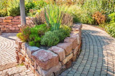 Yükseltilmiş tuğla yatakları olan modern bir sebze bahçesi. Şehir bahçesinde bahçıvanlık yaparak bitki ve sebze yetiştiriyor.